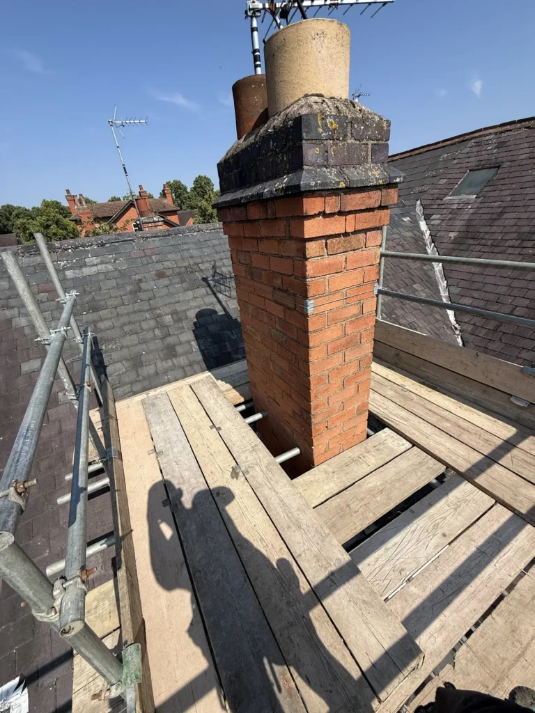Scaffolding platform around a chimney